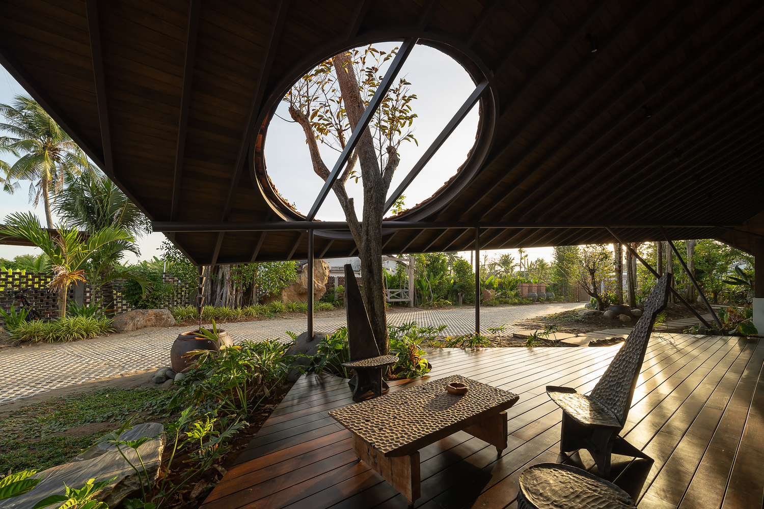 Casa Blanca Garden nha mien tay kien truc viet nam