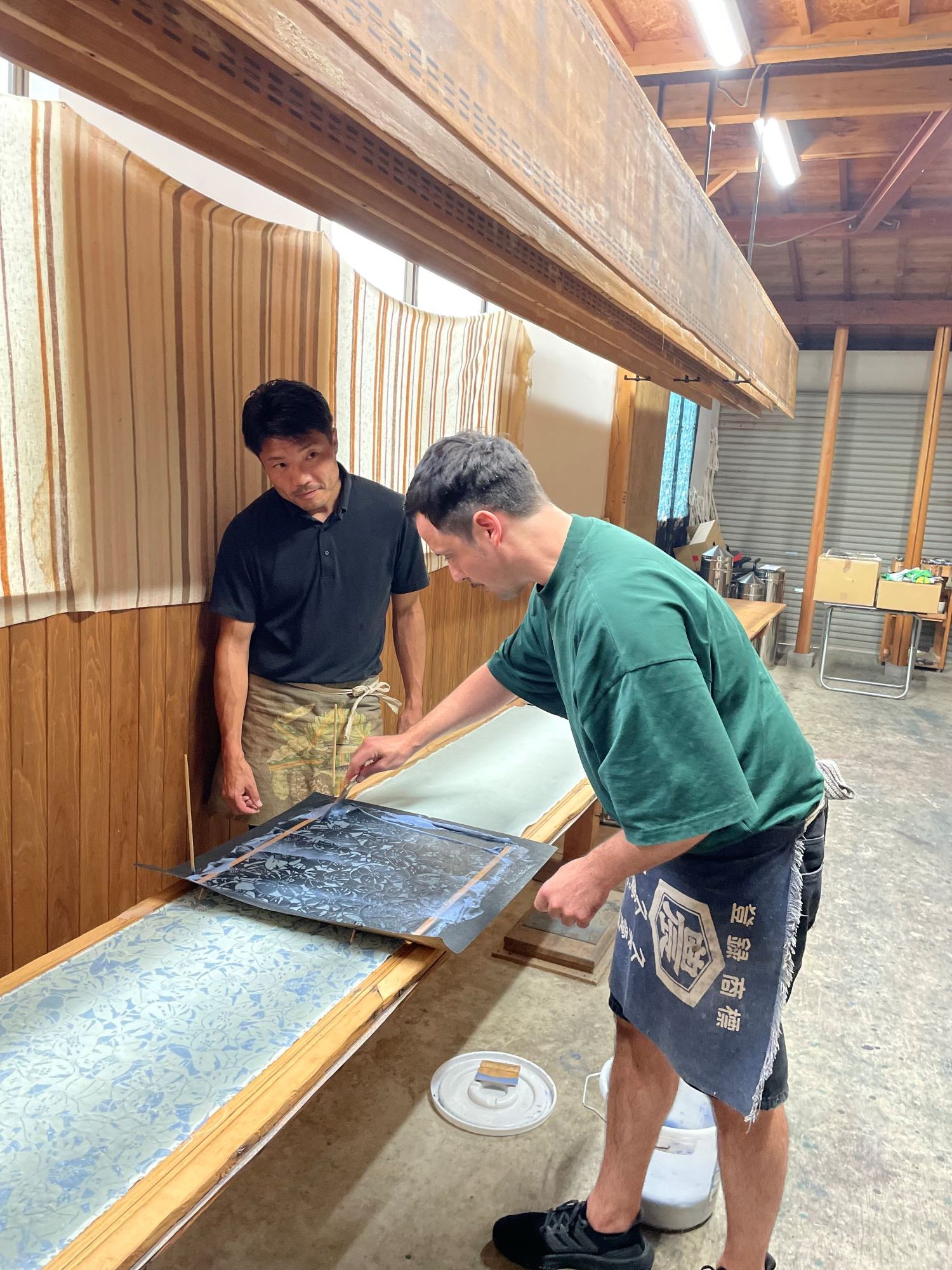 Tony Jouanneau nhuom vai nghe nhan thu cong thiet ke ben vung