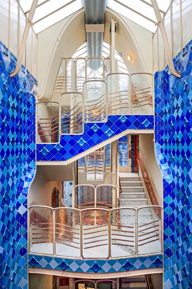 Casa Batllo kien truc barcelona di san antoni gaudi gieng troi gach men mosaic