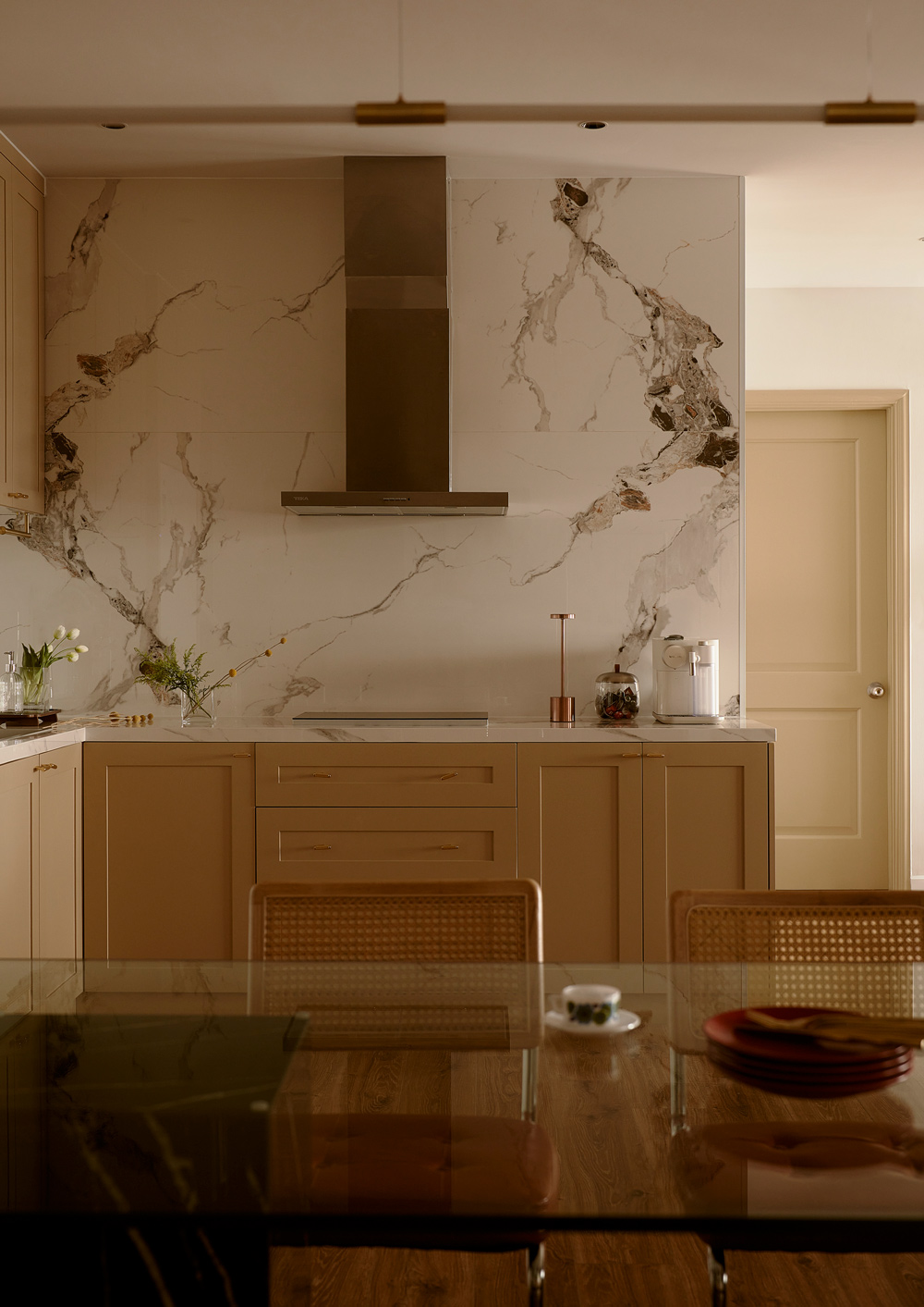 Khong gian can ho quan 4 noi that bep