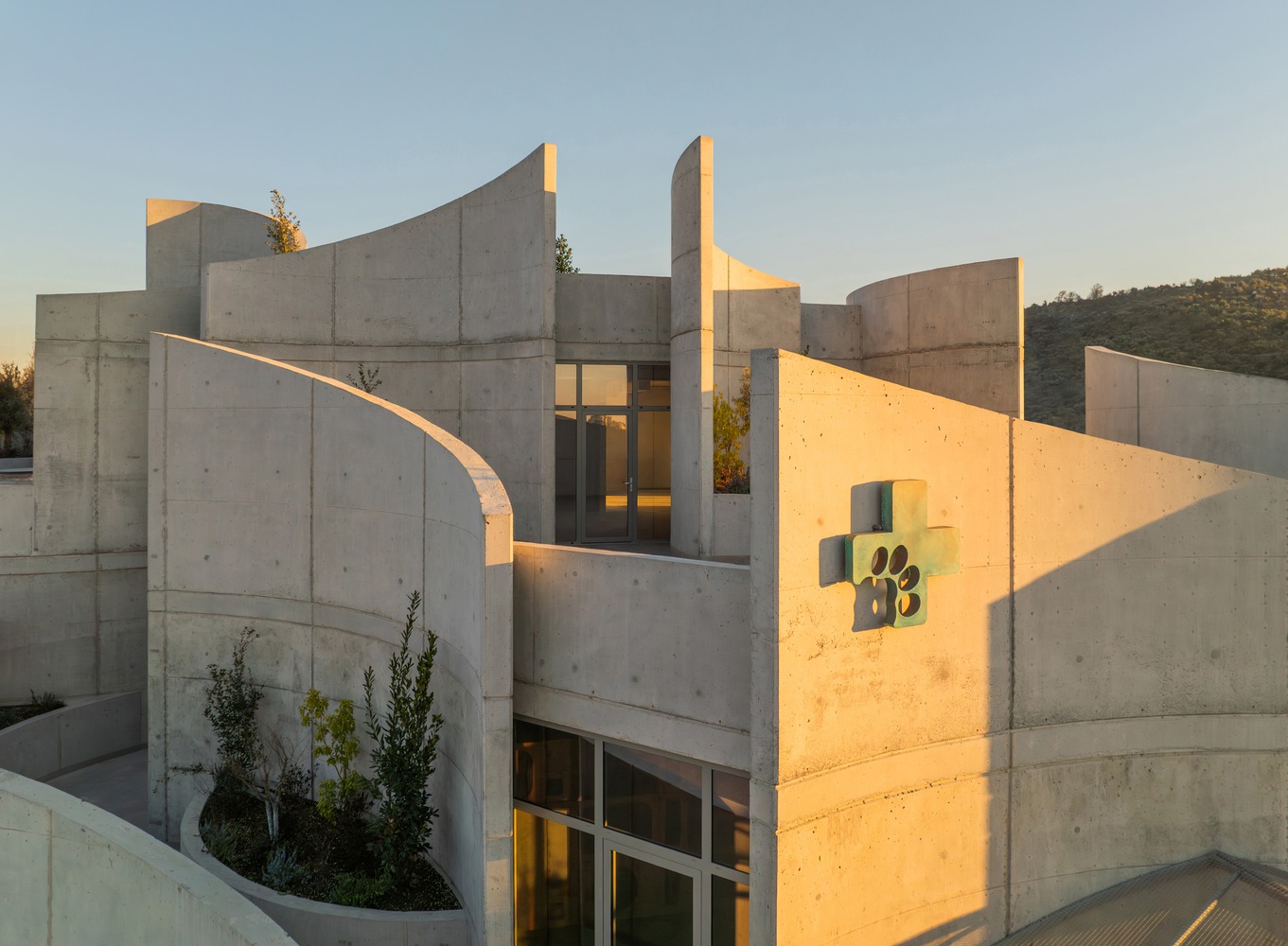 Tirana pet hospital Davide Macullo Architects kien truc brutalist tho moc