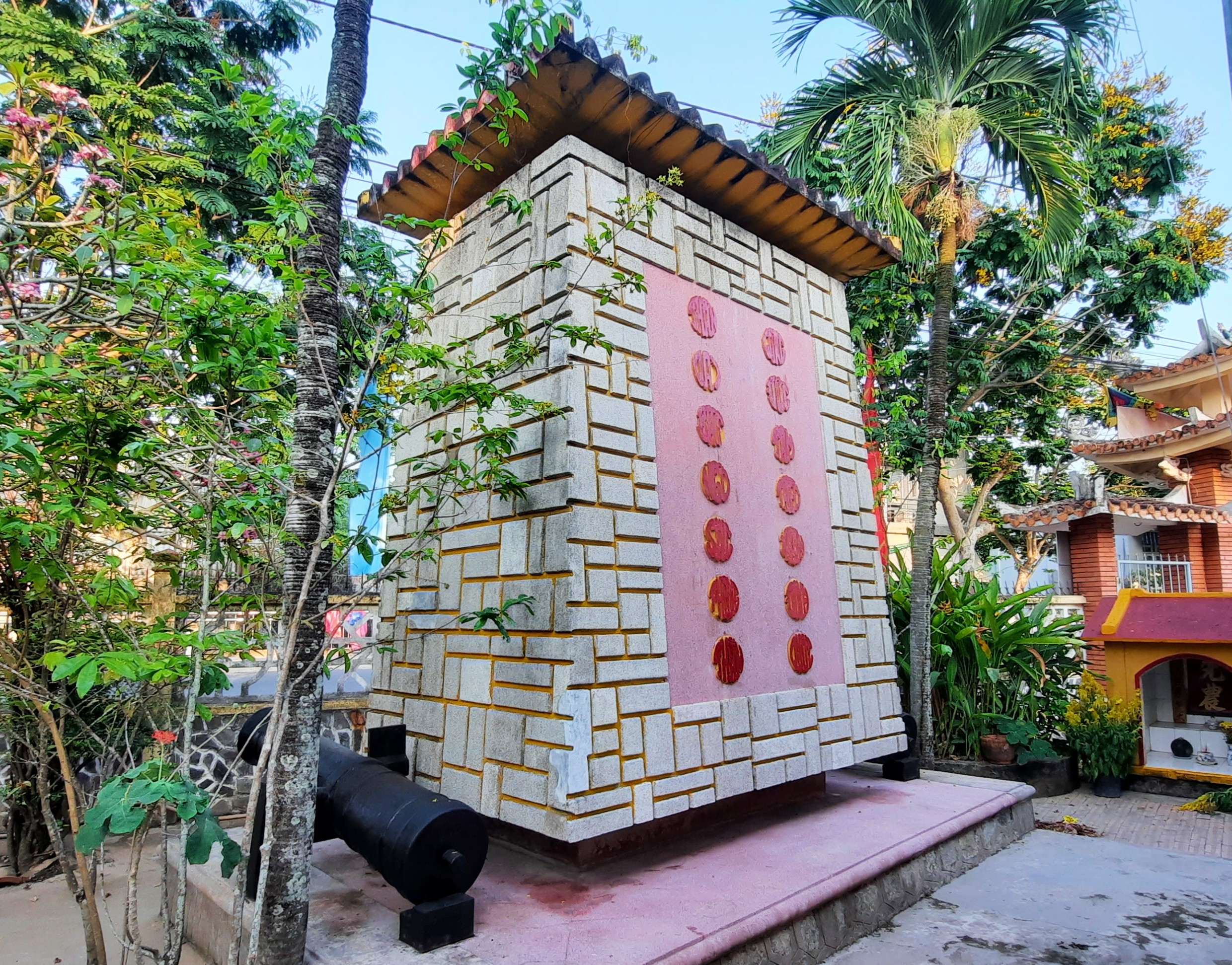 cong than mieu vinh long