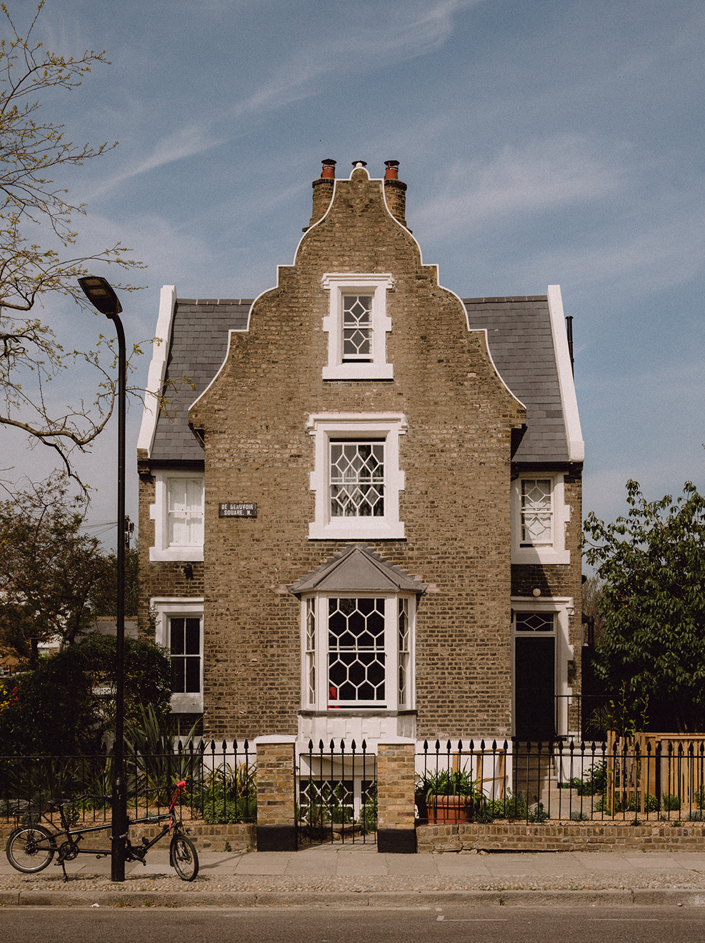 nha pho london kien truc co dien jacobethan cai tao De Beauvoir OntheSq