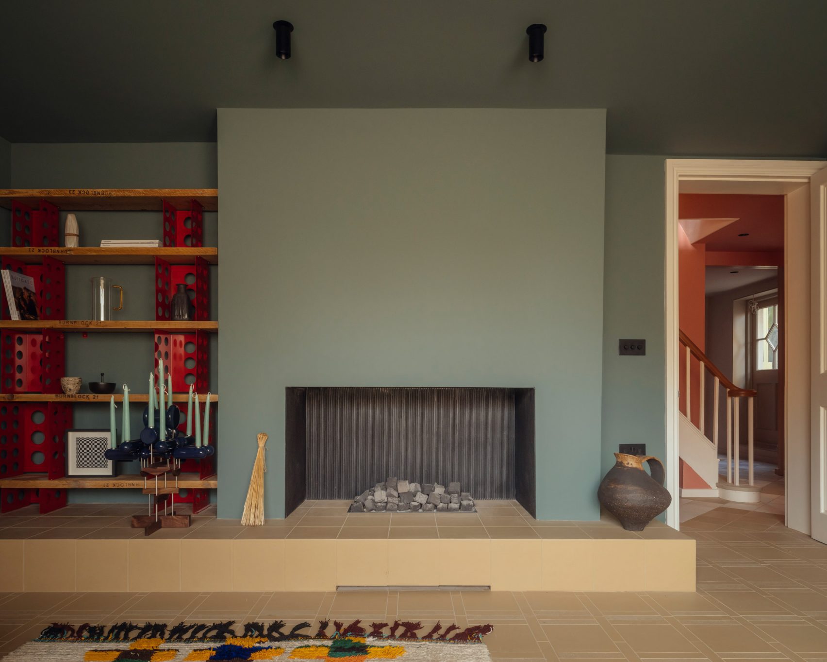 phong khach nha pho london noi that hien dai lo suoi De Beauvoir OntheSq