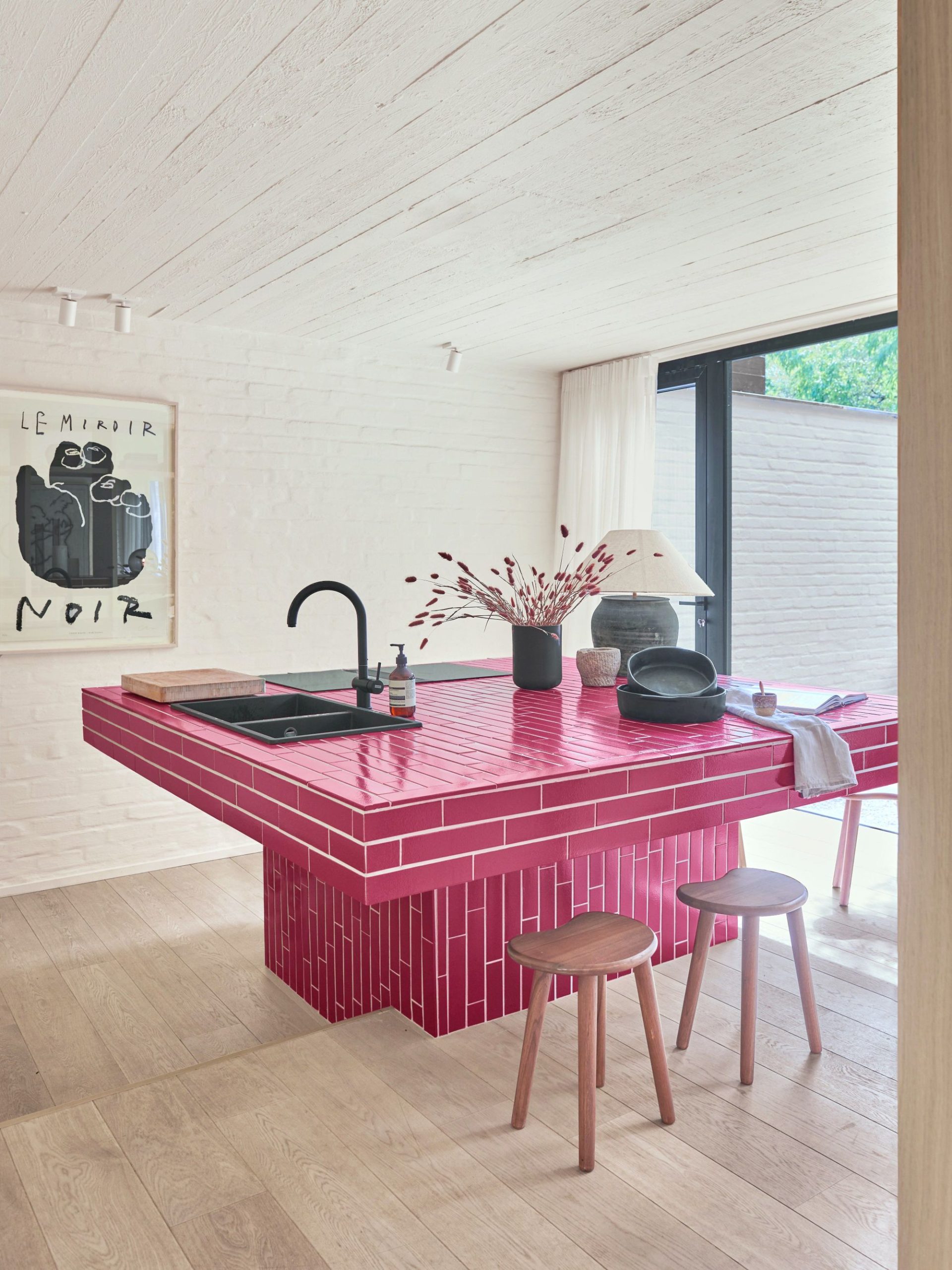 dao bep son mau hong noi that