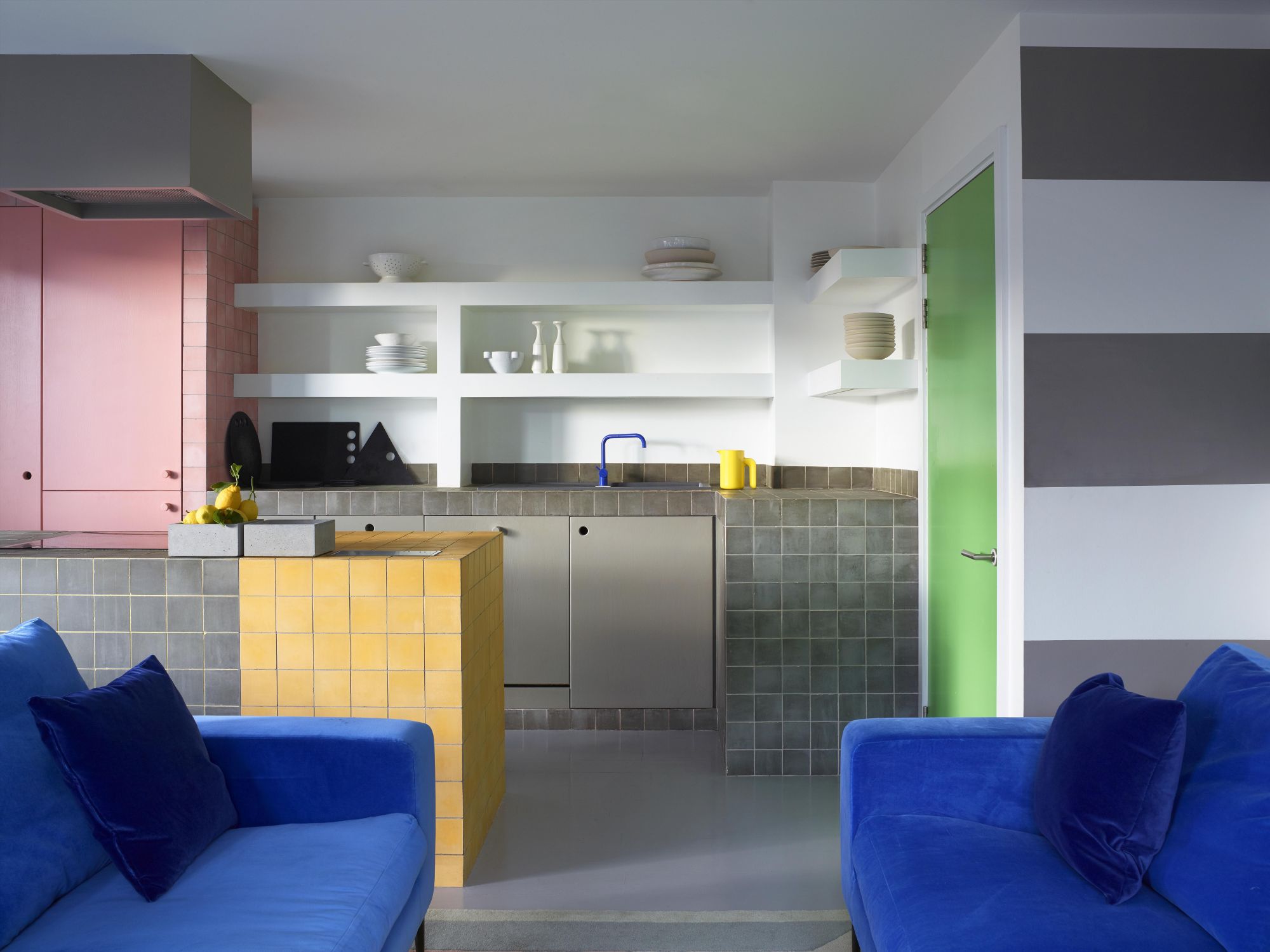 kitchen noi that gach op mosaic trang tri