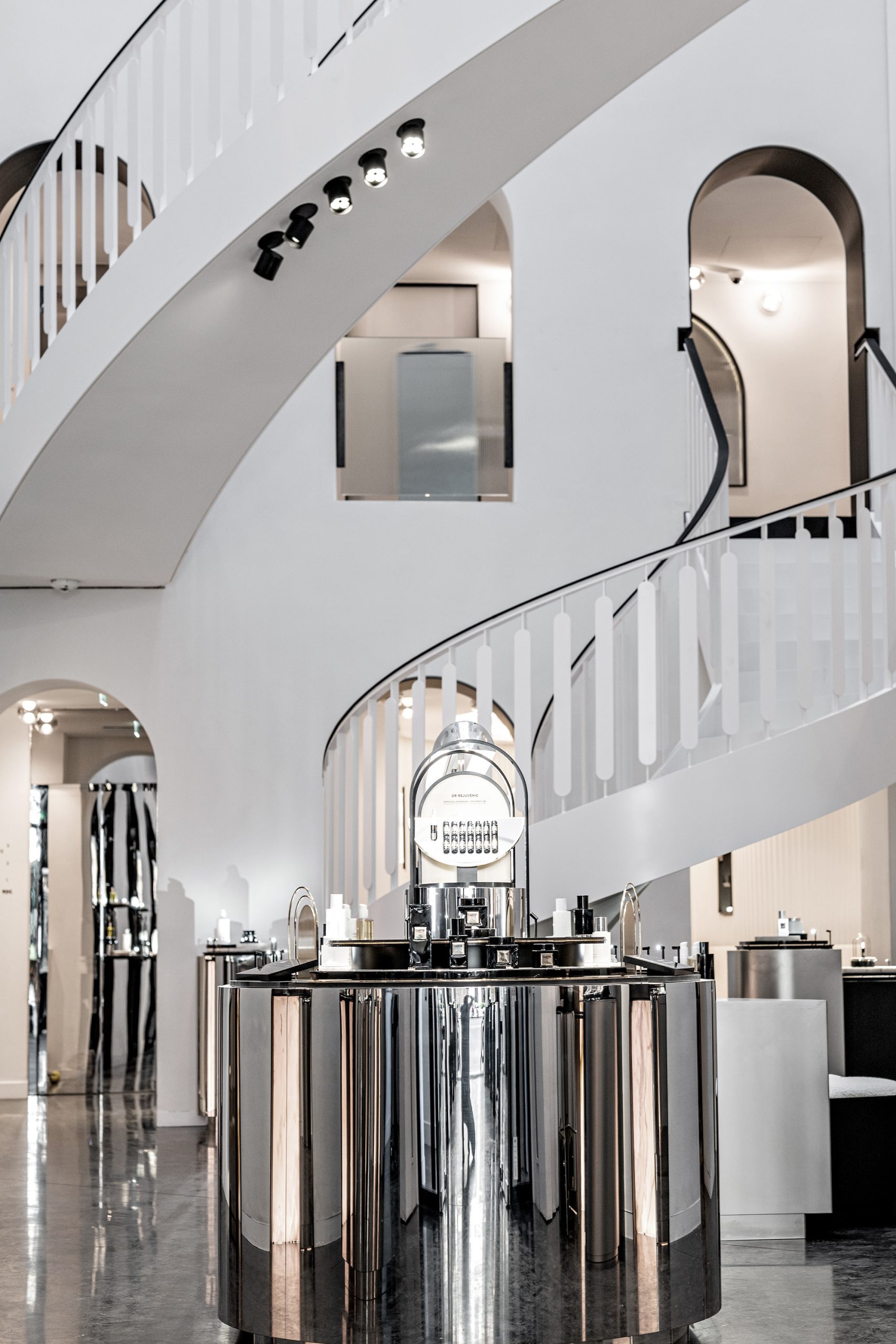 quay le tan tham my vien kien truc kim loai