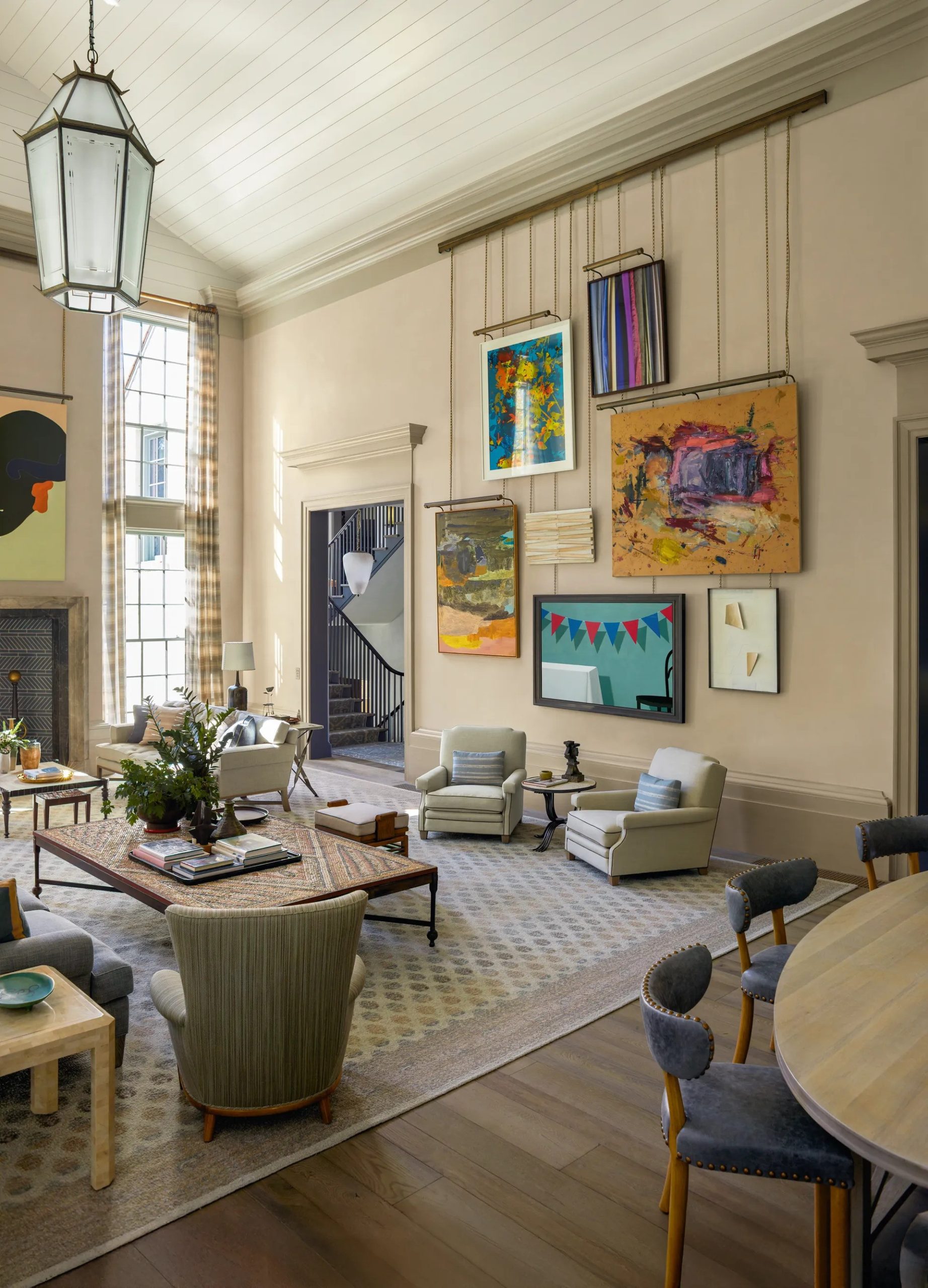 tuong trung bay tranh nghe thuat trang tri noi that tran cao penthouse