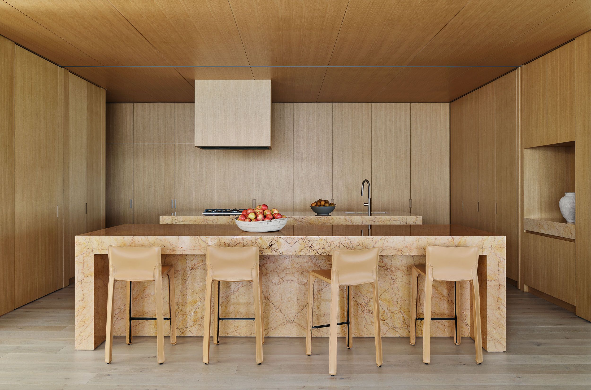 mat ban bep da cam thach noi that go