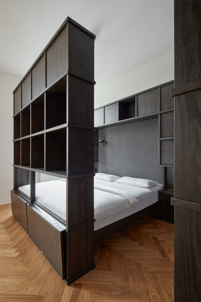 phong ngu giuong go living in a box noi that 