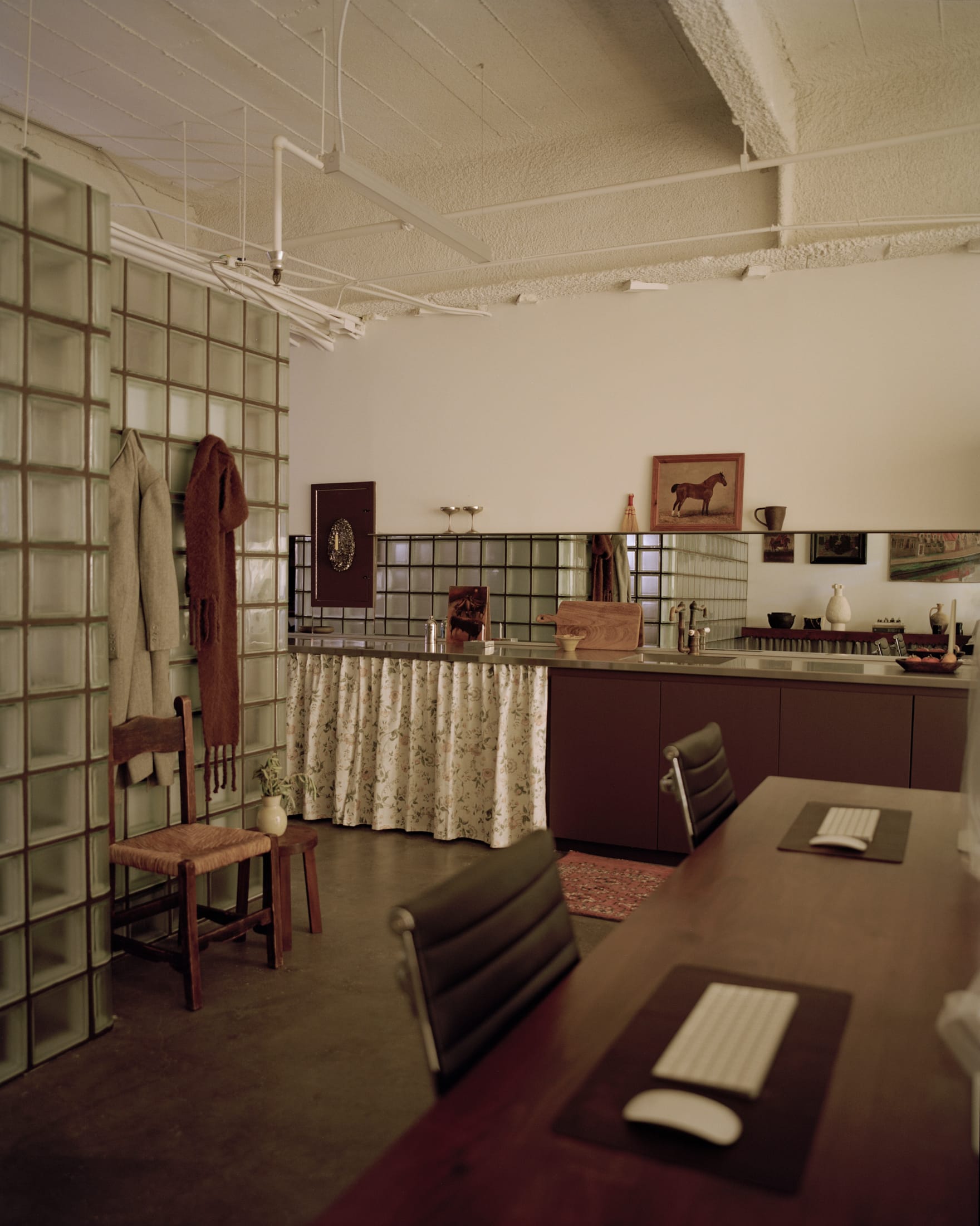 Mouthwash Chinatown Los Angeles van phong Aunt Noam Saragosti Juhee Park