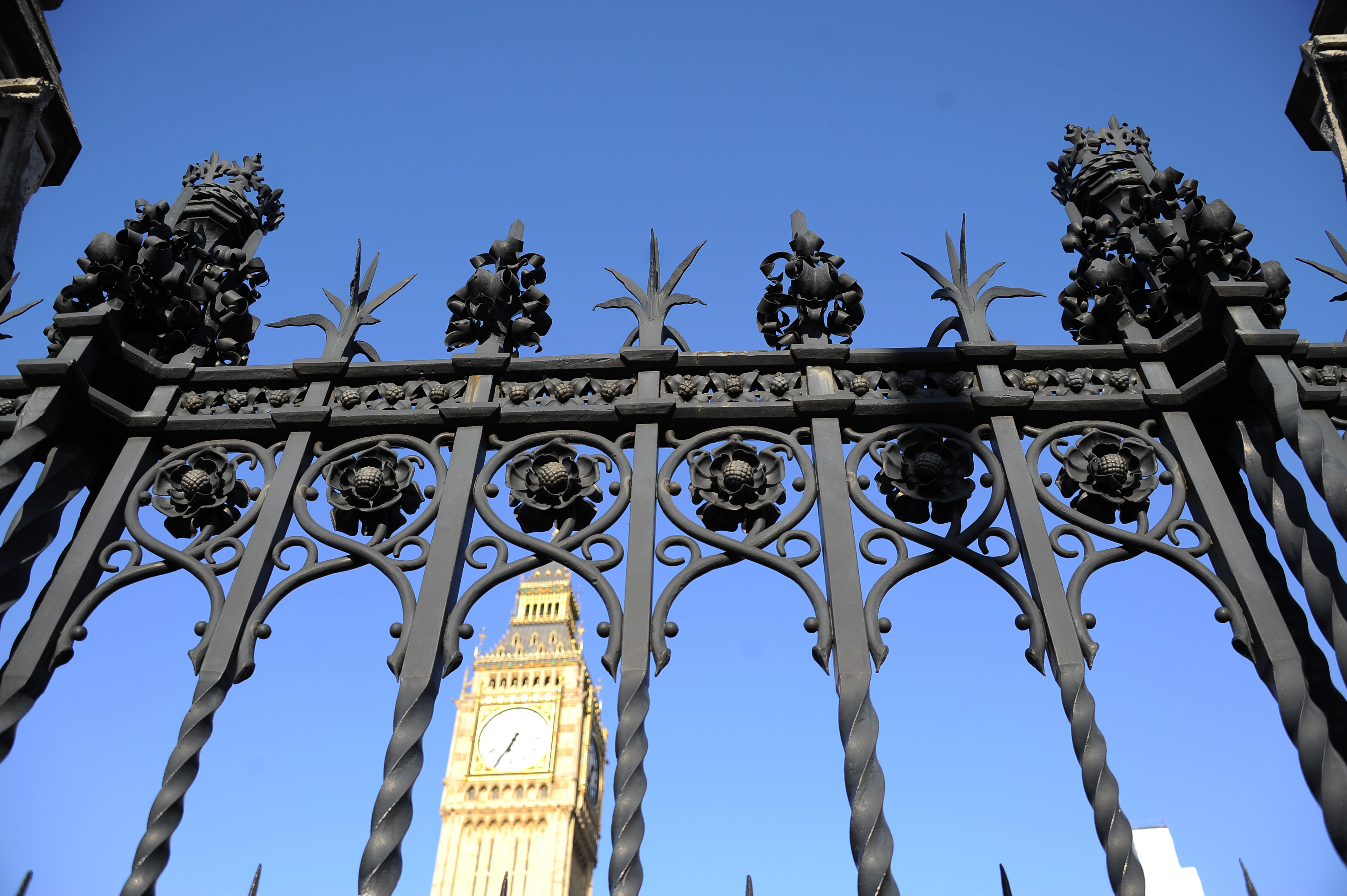 hang rao sat uon thu cong chau au dien westminster