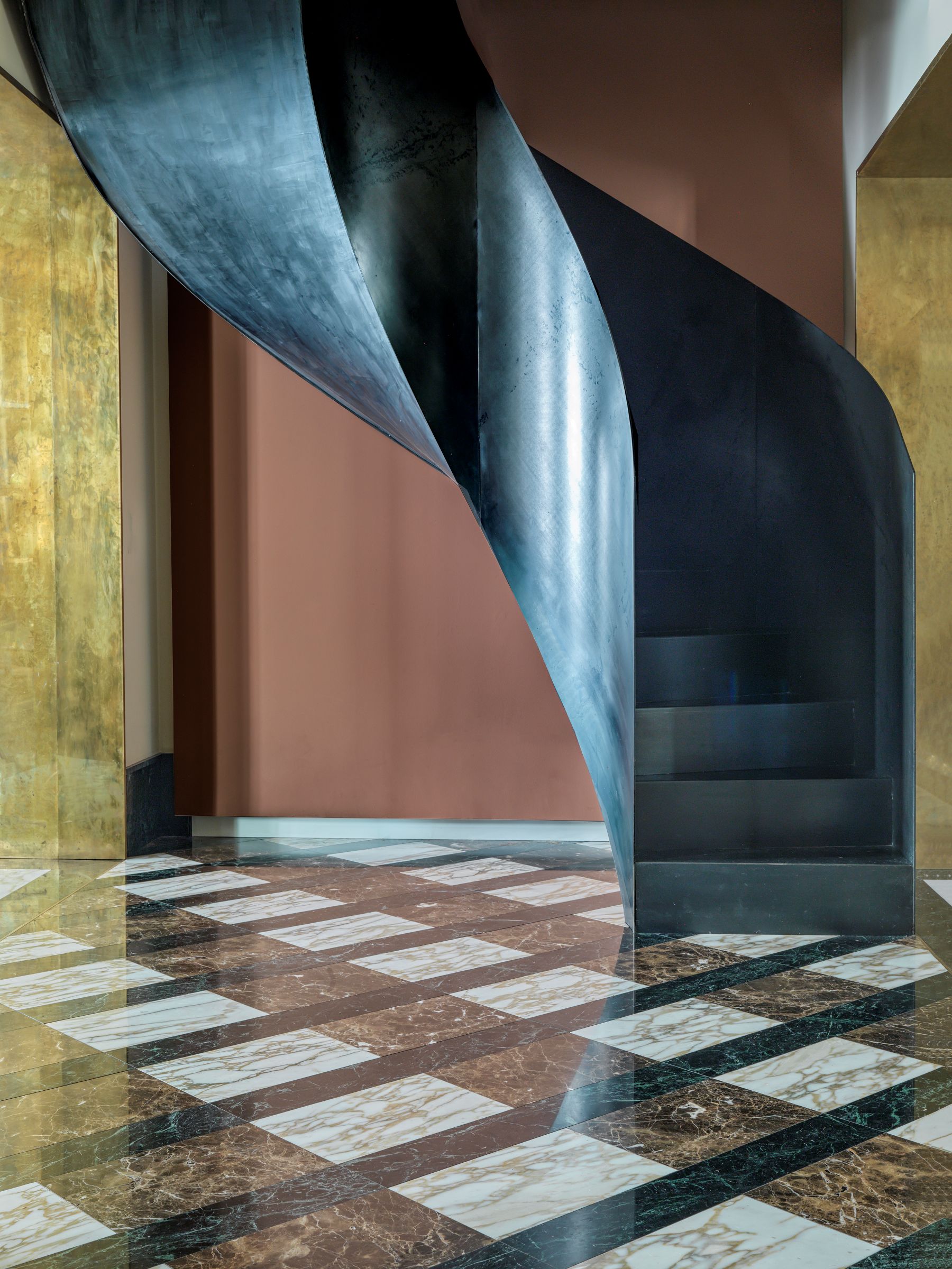 cau thang san da cam thach pietro ruffini moncler noi that