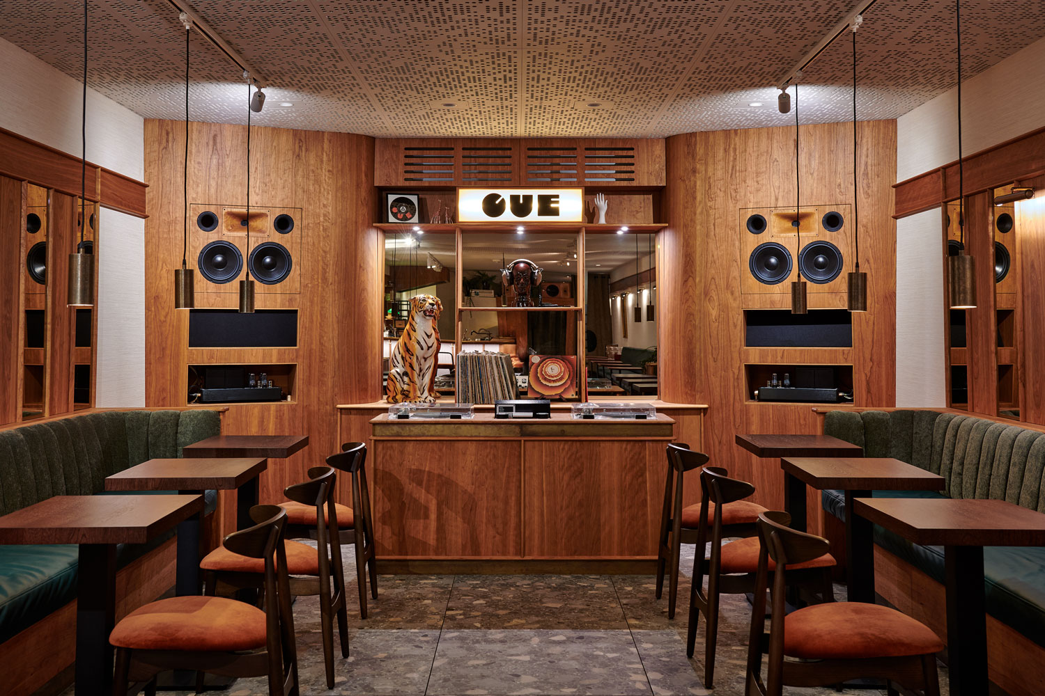 Cue Amsterdam quan bar noi that go am thanh