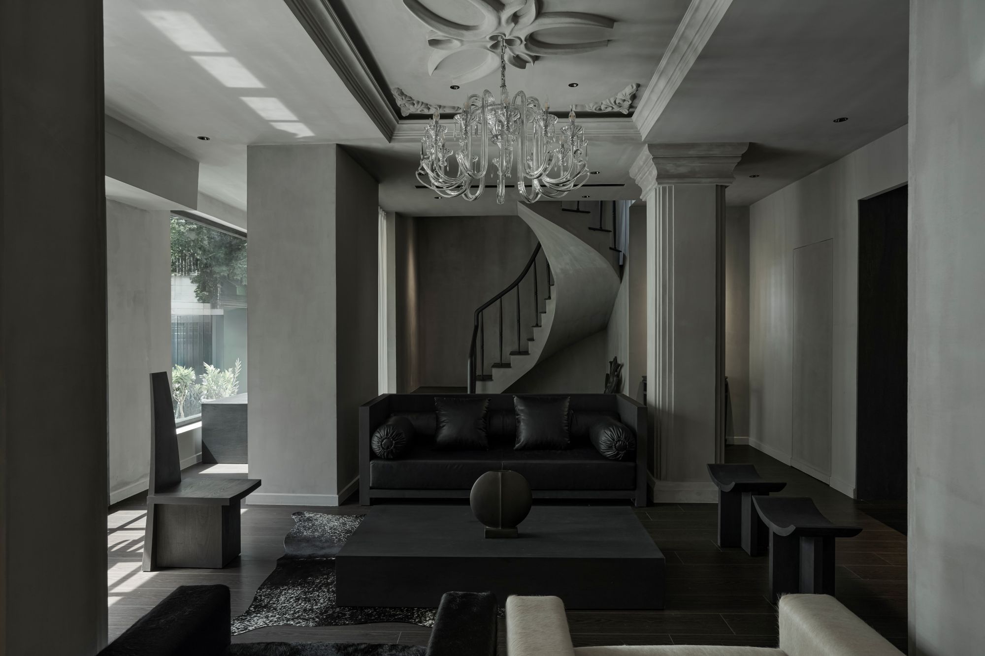 cozy worldwide gothic brutalist cua hang noi that co dien nize