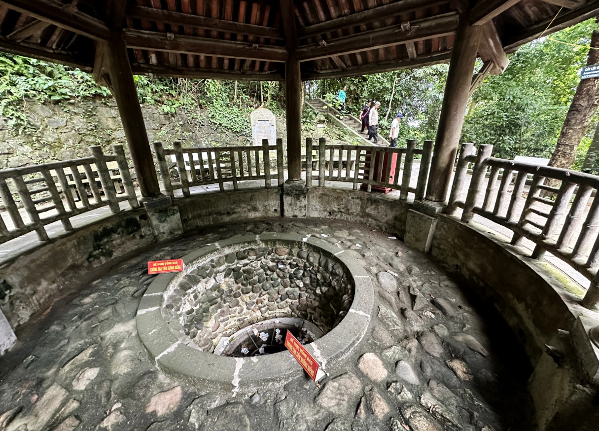 den tho vua hung viet tri phu tho dang huong ngay xuan