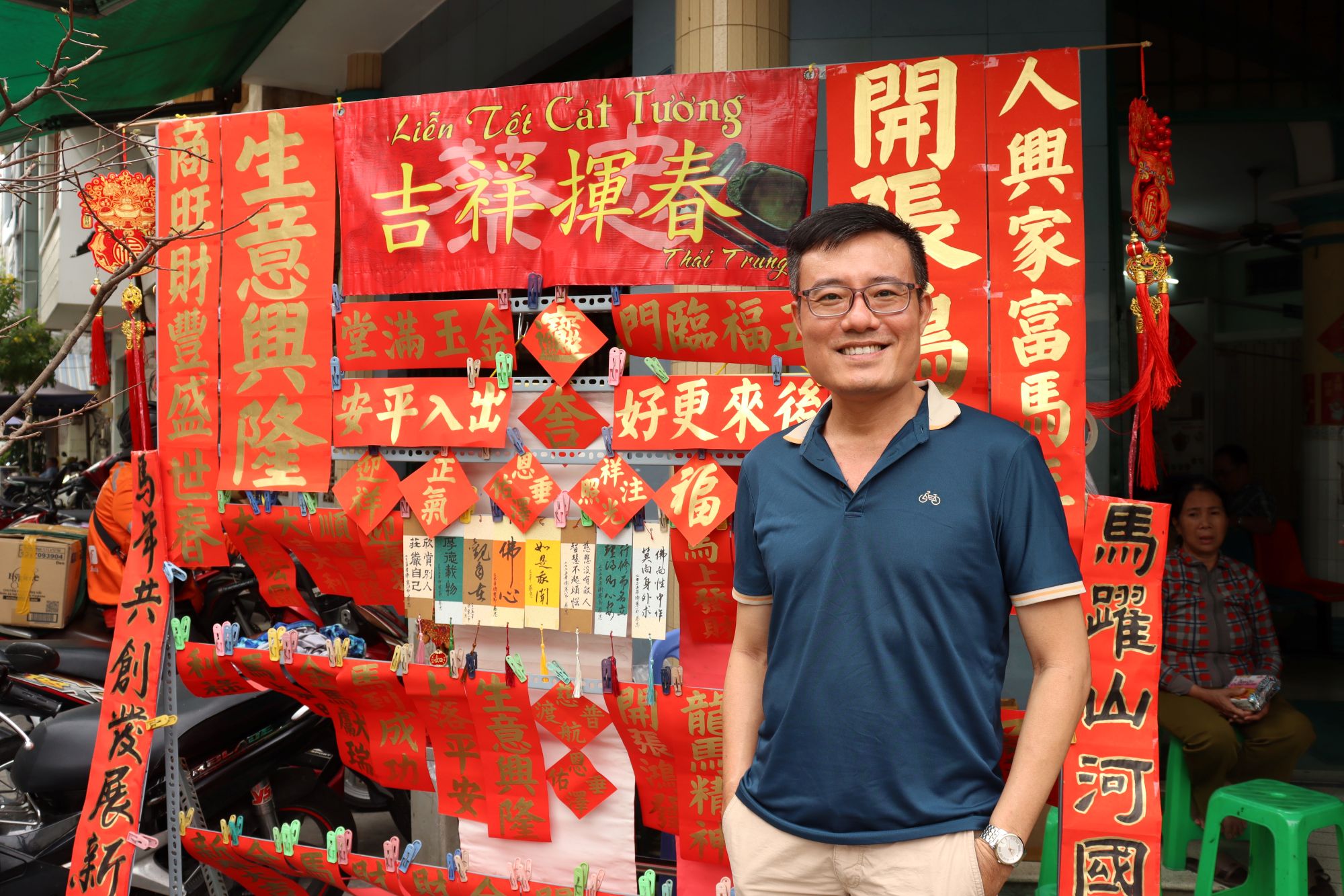 thu phap gia thai trung viet lien cau doi tet nguoi hoa saigon