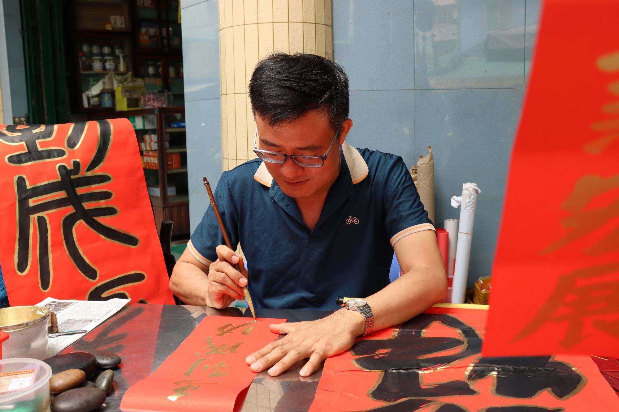 thu phap gia thai trung viet lien cau doi tet nguoi hoa saigon