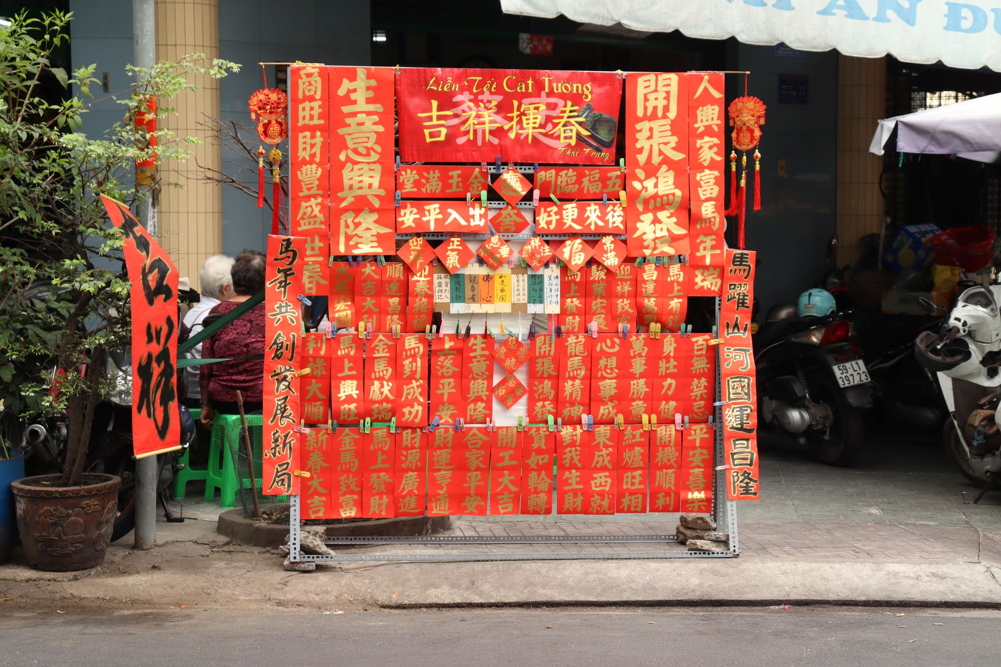 thu phap gia thai trung viet lien cau doi tet nguoi hoa saigon