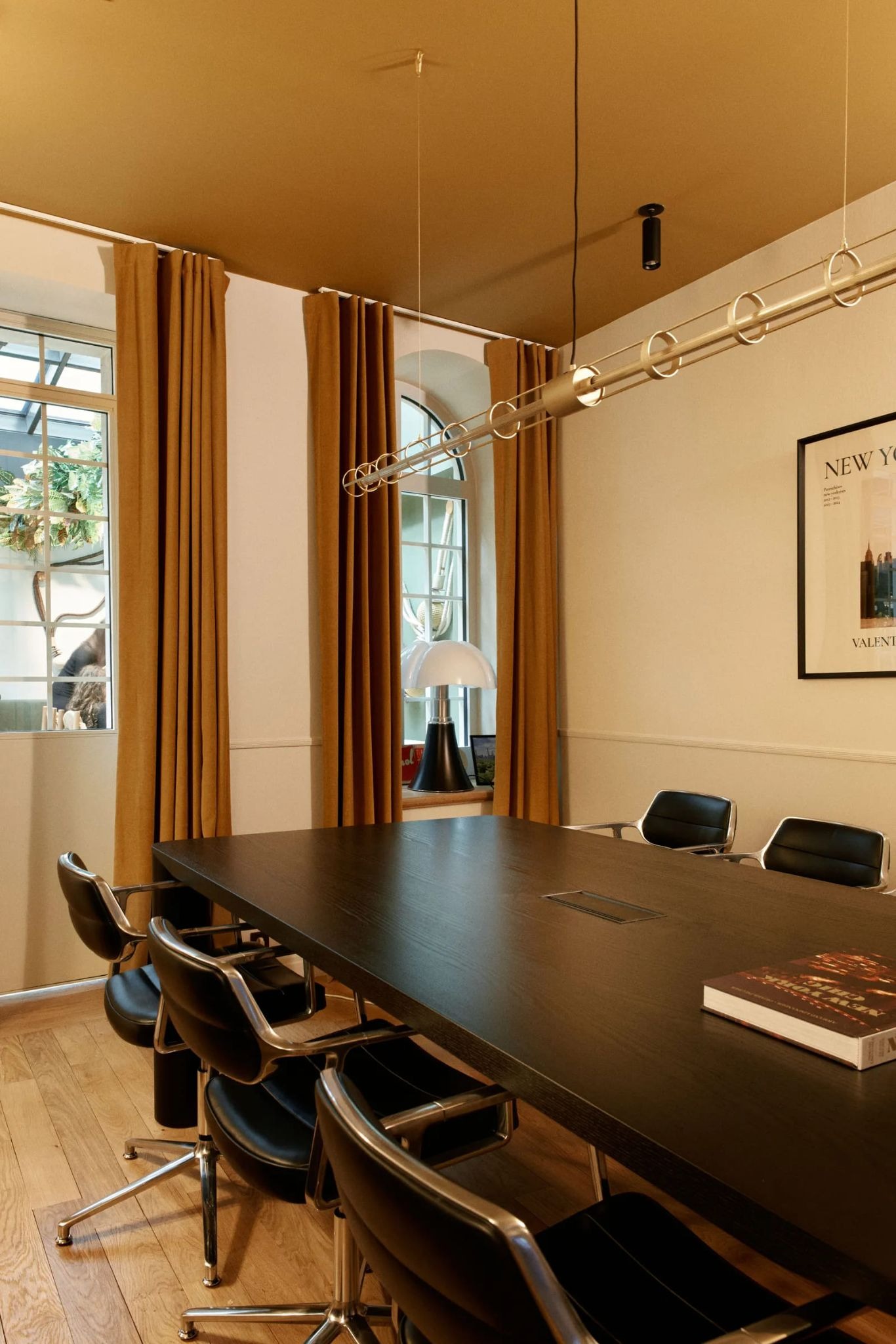 phong hop noi that san go