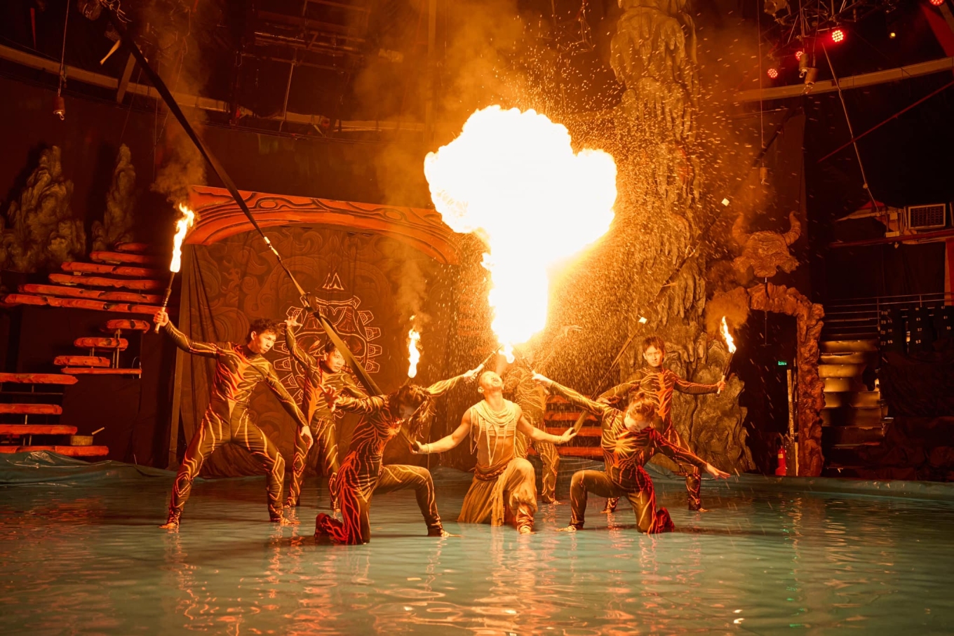 xiec duong dai Corteo Luzia Cirque du Soleil Le Rêve The Dream Franco Dragone Traces Les 7 Doigts de la Main Knitting Peace Cirkus Cirkör vung dat ky bi cong vien gia dinh lang toi my village lune production