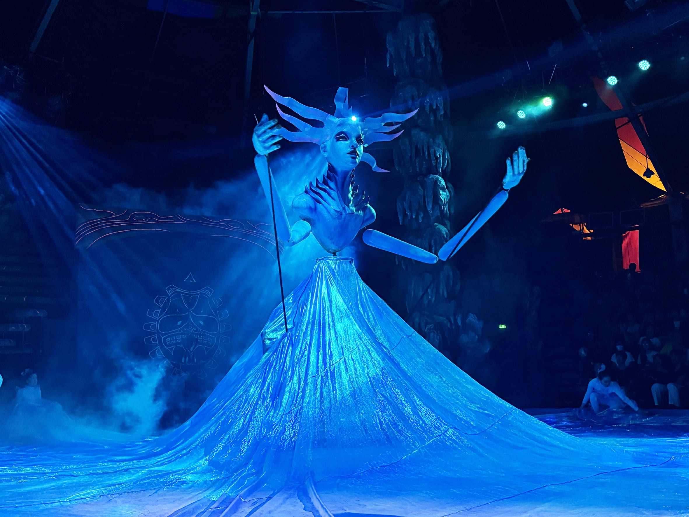 xiec duong dai Corteo Luzia Cirque du Soleil Le Rêve The Dream Franco Dragone Traces Les 7 Doigts de la Main Knitting Peace Cirkus Cirkör vung dat ky bi cong vien gia dinh lang toi my village lune production