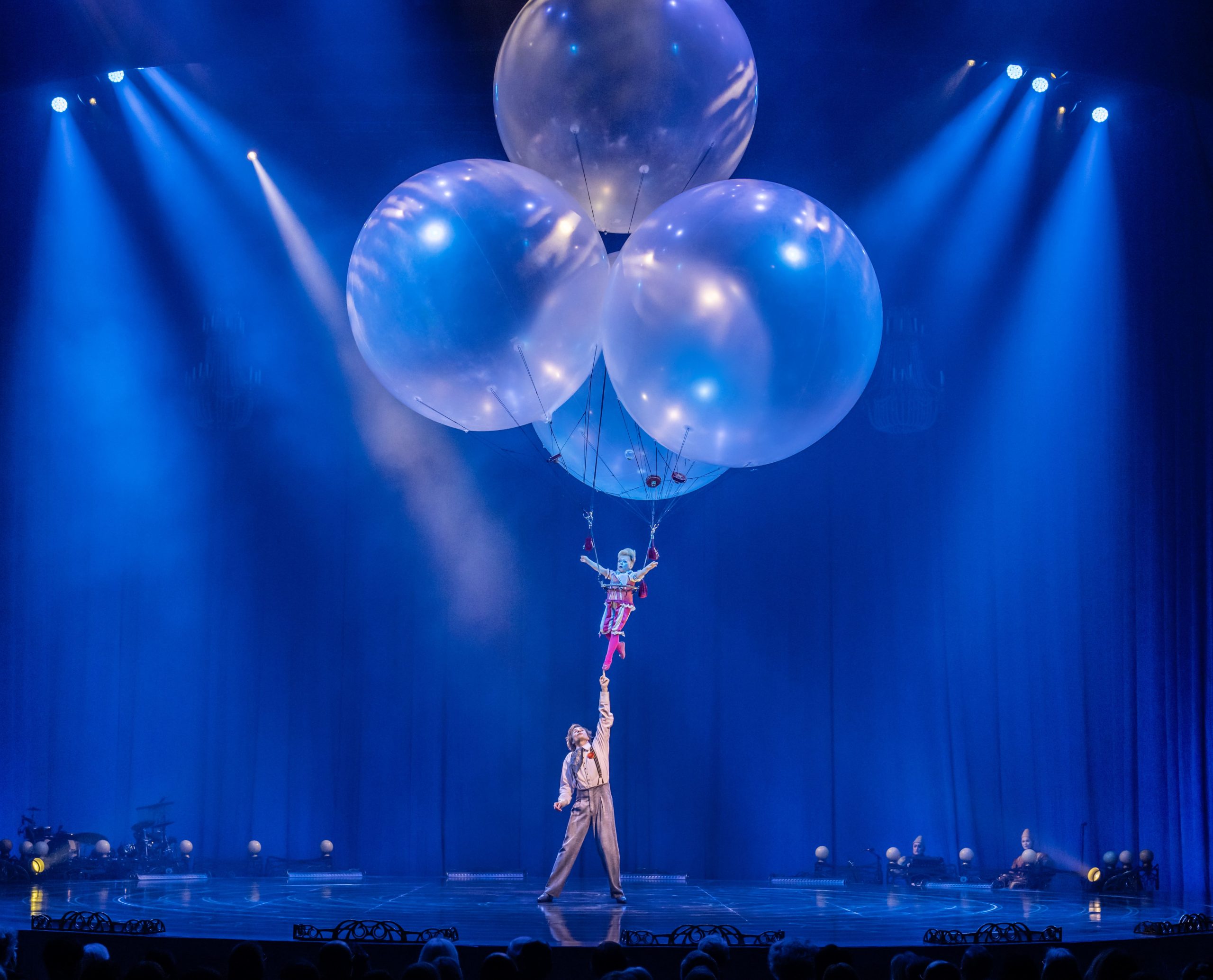 Corteo Luzia Cirque du Soleil Le Rêve The Dream Franco Dragone Traces Les 7 Doigts de la Main Knitting Peace Cirkus Cirkör vung dat ky bi cong vien gia dinh lang toi my village lune production