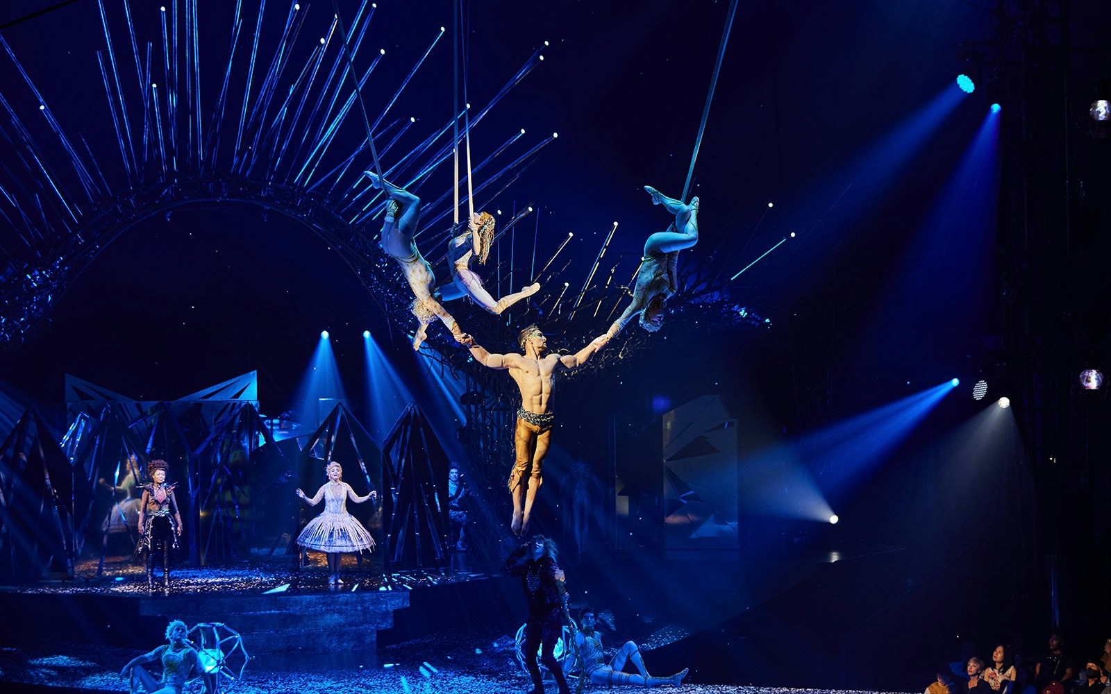 xiec duong dai Corteo Luzia Cirque du Soleil Le Rêve The Dream Franco Dragone Traces Les 7 Doigts de la Main Knitting Peace Cirkus Cirkör vung dat ky bi cong vien gia dinh lang toi my village lune production