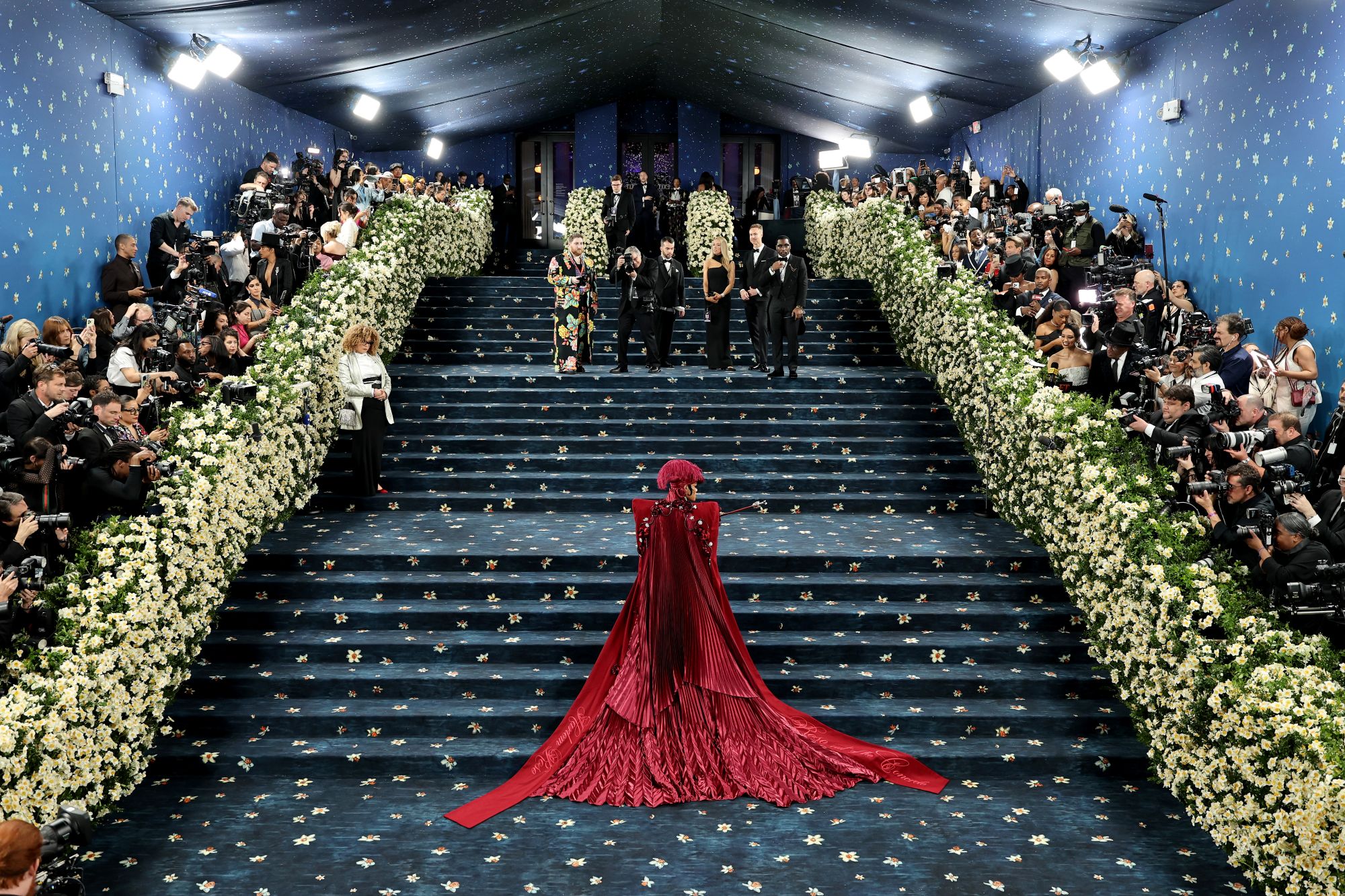 bao tang met gala 2025 cau thang san khau tham do