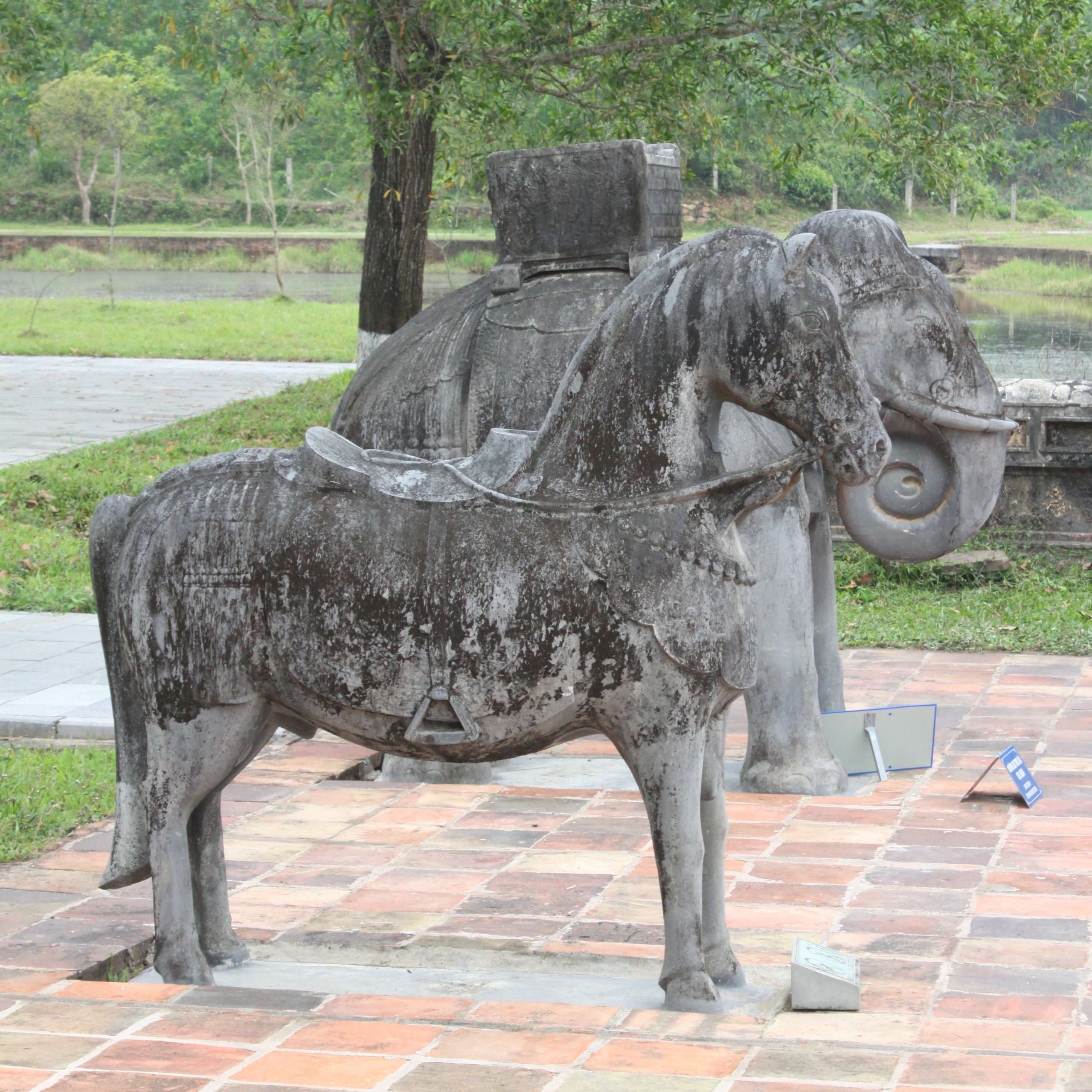 tuong ngua da lang thien tho hue cung dinh phong kien
